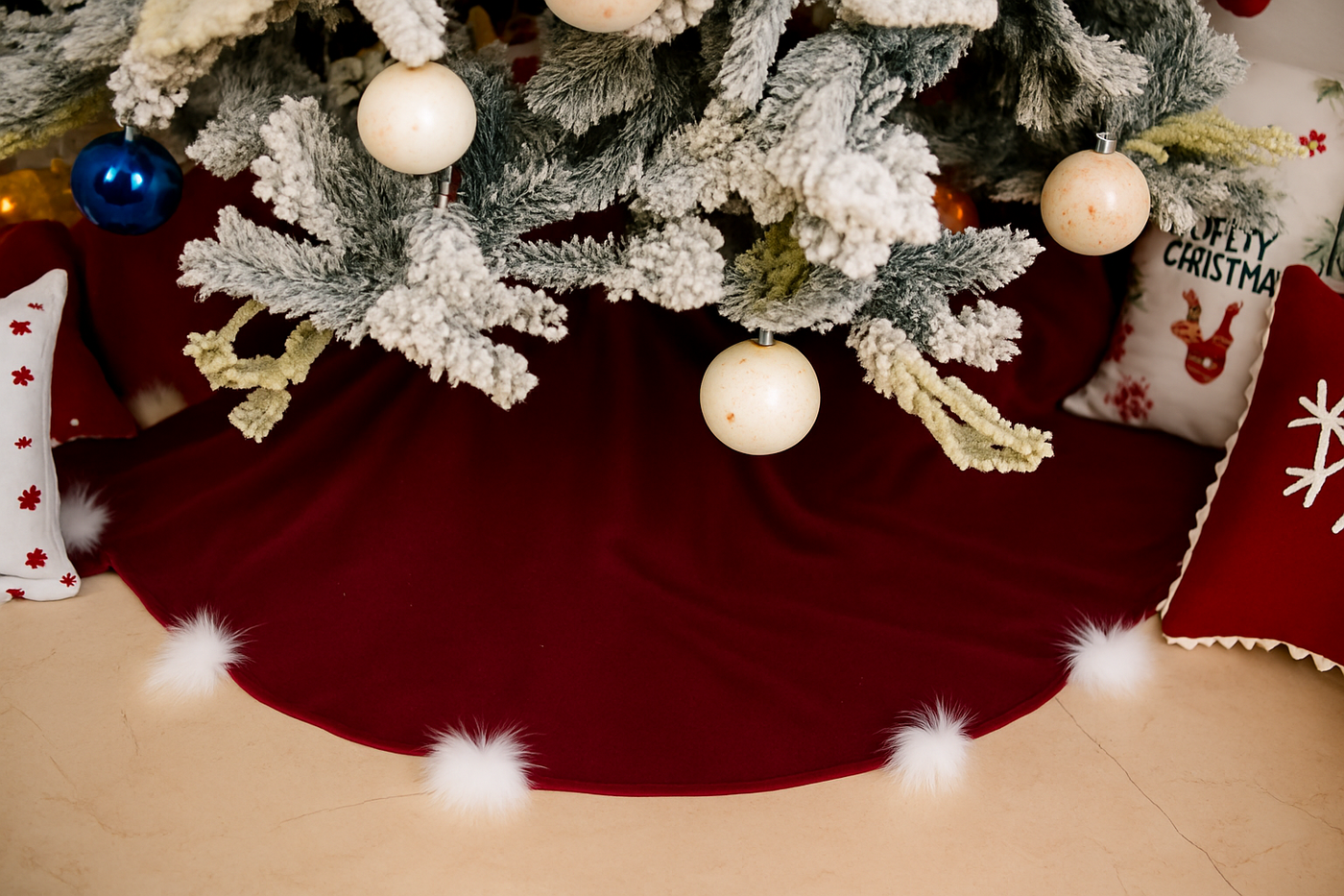 Velvet Tree Skirt 90 cm with 8 Fur balls